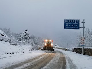 披星辰  踏風雪  高原養路人全力除雪保暢通